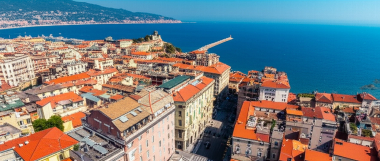 Veduta aerea iperrealistica della città di Savona con un camion dei traslochi parcheggiato, e il mare Ligure sullo sfondo.
